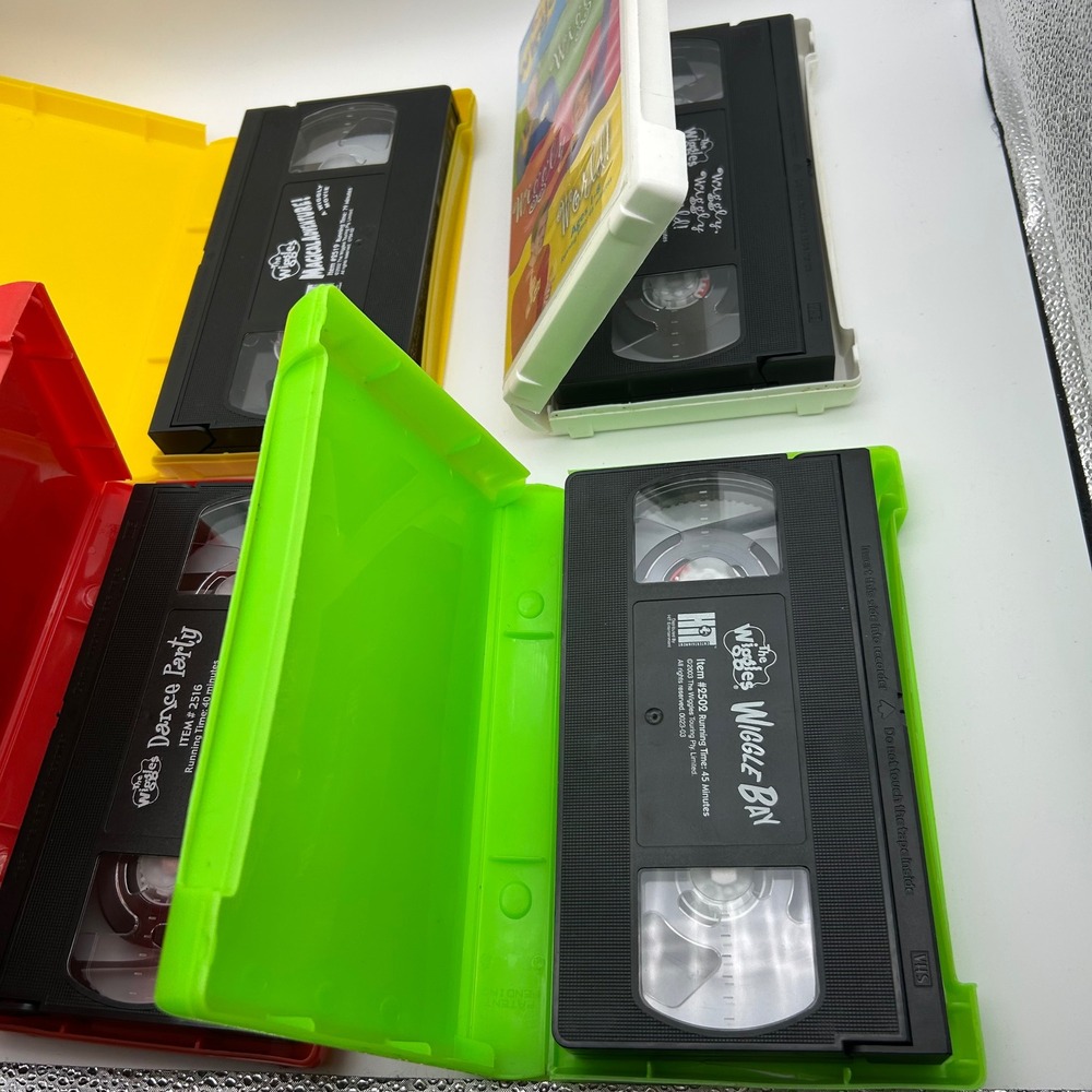 The Wiggles VHS Lot of 4 Dance Party Wiggle Bay Wiggly World Magical Adventure - Picture 10 of 10